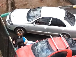 他们逮捕了他，警察不停地吃他的阴茎