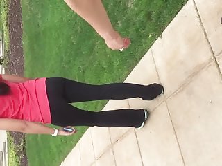 丈夫把公鸡给他的妻子和她的嘴里的cums