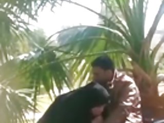 他抓住他抽搐，让他成为一个丰富的口交