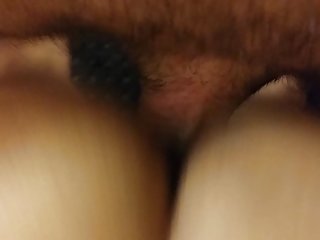 被巨型黑公鸡击败的女孩