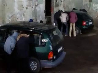 他的父亲热身让他成为一个好口交