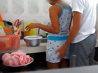 沉迷于性的夫妇被记录在他们他妈的沙发上